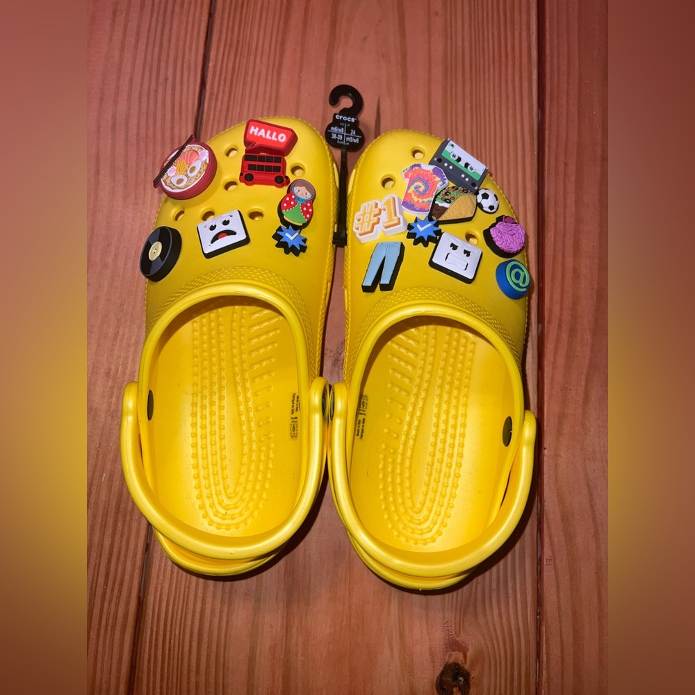 CROCS unisex yellow men’s 6 /women’s 8 with  charms.